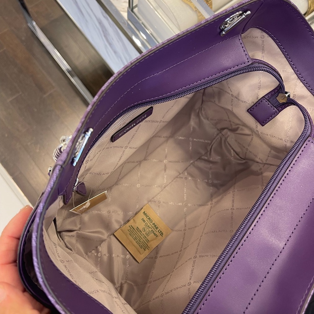 MICHAEL KORS
Jet Set Travel Lg Signature Chain Shoulder Tote
Dark Purple
NWT - Picture 10 of 16